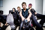 ONE OK ROCK、1/11にリリースするニュー・アルバム『Ambitions』収録曲「We are」が"NHKサッカー"のテーマ・ソングに決定！