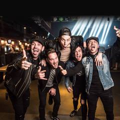 SLEEPING WITH SIRENS、"Vans Warped Tour 2016"より「Kick Me」のライヴ映像公開！