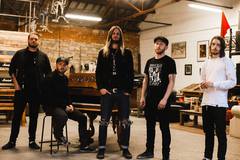 UK発メタルコア・バンド WHILE SHE SLEEPS、4/26リリースのニュー・アルバム『You Are We』より「Feel」のリリック・ビデオ公開！