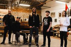 UK発メタルコア・バンド WHILE SHE SLEEPS、ニュー・アルバム『You Are We』より「Empire Of Silence」のMV公開！