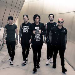 SLEEPING WITH SIRENS、9月にニュー・アルバム『Gossip』リリース決定！ 収録曲「Legends」のリリック・ビデオ公開！