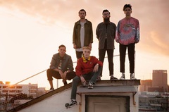 UK発ポップ・パンク・バンド NECK DEEP、ニュー・アルバム『The Peace And The Panic』より「In Bloom」のMV公開！