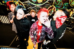 ROTTENGRAFFTY、10/4リリースのニュー・シングル『70cm四方の窓辺』ジャケット写真公開！ ベスト盤的選曲の初回盤DVD詳細も！