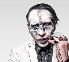 MARILYN MANSON、ライヴ中のアクシデントにより舞台セットの下敷きに。病院へ搬送