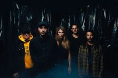 女性Voをフィーチャーしたシンフォニック・デスコア MAKE THEM SUFFER、最新アルバム『Worlds Apart』より「Save Yourself」MV公開！