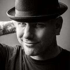 Corey Taylor（SLIPKNOT／STONE SOUR）、故Paul Grayの誕生日を祝福するピアノ・パフォーマンス映像を公開！ 