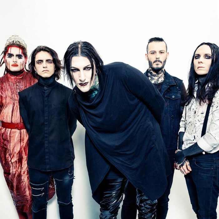 MOTIONLESS IN WHITE、Devin "Ghost" Sola（Ba）の脱退を発表