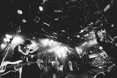 OUTRAGE、11月東名阪で開催の1stアルバム『Black Clouds』再現ツアー・ゲストにBELLFAST、EREBOSら出演決定！新アーティスト写真公開も！