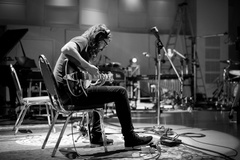 Dave Grohl（FOO FIGHTERS）、本日8/10配信リリースの映像／音源作品「Play」全編映像公開！