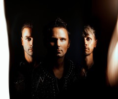 MUSE、11/9ニュー・アルバム『Simulation Theory』全世界同時リリース決定＆新曲「The Dark Side」MV公開！