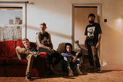 UK発ポップ・パンク・バンド NECK DEEP、11/9リリースのチャリティ・コンピ『Songs That Saved My Life』からNatalie Imbrugliaのカバー「Torn」MV公開！