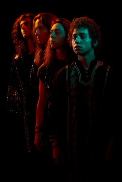 クラシック・ロックを継承する驚異のUS新人バンド GRETA VAN FLEET、デビュー・アルバム『Anthem Of The Peaceful Army』より「You're The One」アコースティック・セッション映像公開！