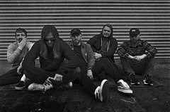 UK発メタルコア・バンド WHILE SHE SLEEPS、来年3/1にニュー・アルバム『So What?』リリース決定！新曲「Anti-Social」MV公開！