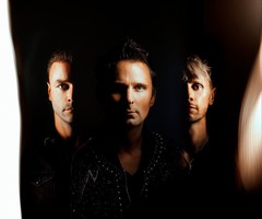 MUSE、ニュー・アルバム 『Simulation Theory』リリース日の本日11/9に「Algorithm」、「Break It To Me」、「Blockades」MVをプレミア公開！