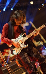 Jordan Rudess（DREAM THEATER）、John Frusciante、Marco Minnemannら参加！インドネシアのギタリスト Dewa Budjana、新曲「Crowded」MV公開！