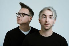 Mark Hoppus（BLINK-182）＆Alex Gaskarth（ALL TIME LOW）、新バンド"SIMPLE CREATURES"結成！1stシングル「Drug」リリック・ビデオ公開！