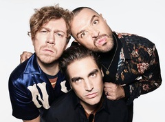 BUSTED、2月リリースのニュー・アルバム『Half Way There』より「Radio」MV公開！