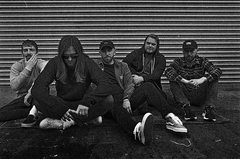  UK発メタルコア・バンド WHILE SHE SLEEPS、3/1リリースのニュー・アルバム『So What?』より新曲「The Guilty Party」音源公開！