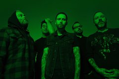 カナダ発のポスト・ハードコア・バンド ALEXISONFIRE、活動再開後初となる新曲「Familiar Drugs」MV公開！