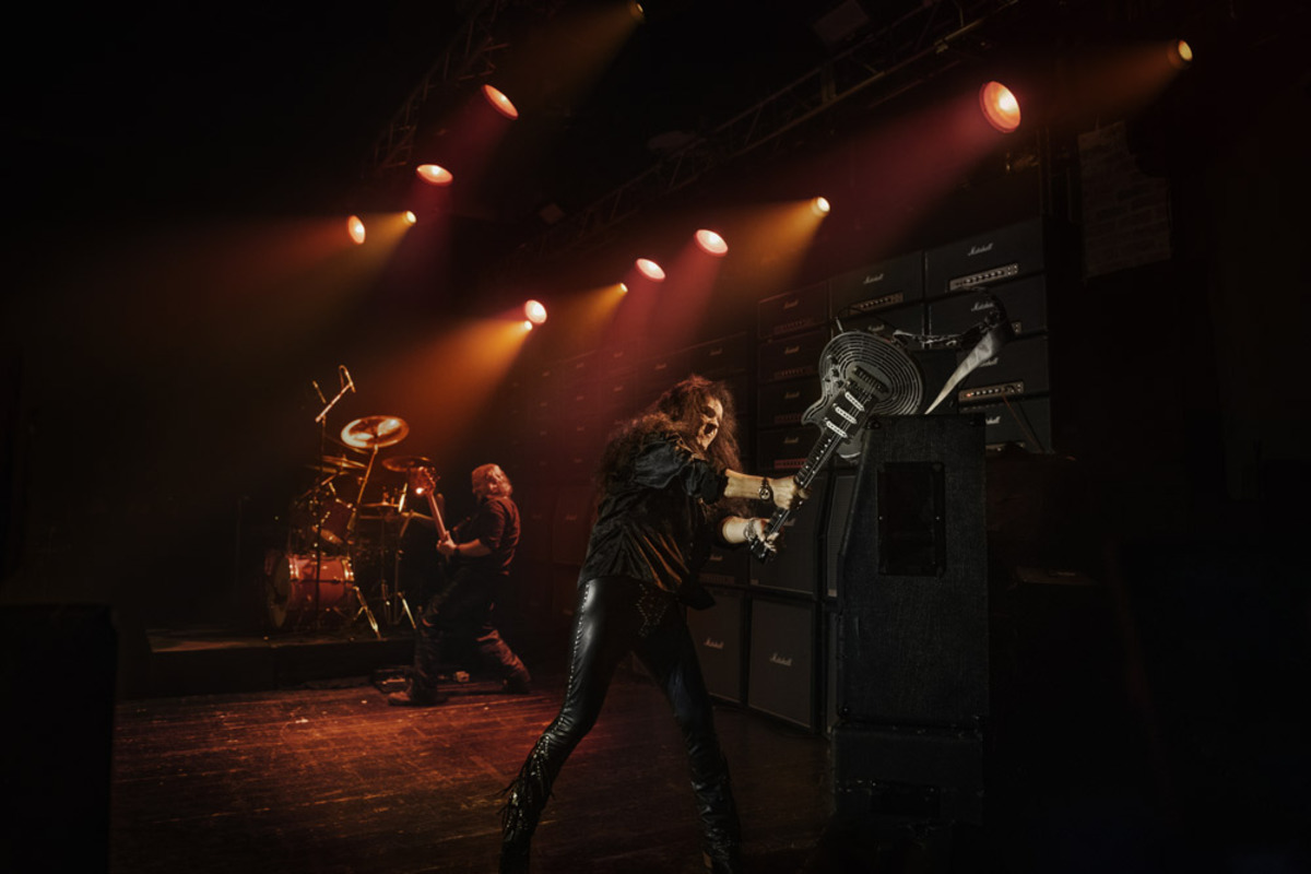 ギター ヒーロー Yngwie Malmsteen 世界的なエンジニアリング会社 サンドビックにより製作された壊れないギターの破壊に臨む映像 その舞台裏映像を公開 激ロック ニュース