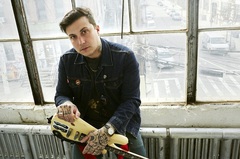 Frank Iero（ex-MY CHEMICAL ROMANCE）の新プロジェクト FRANK IERO AND THE FUTURE VIOLENTS、NYのワイナリーでのパフォーマンス映像公開！