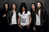 SLASH FT. MYLES KENNEDY & THE CONSPIRATORS、9/20映像作品『Living The Dream Tour』リリース決定！「Anastasia」ライヴ映像＆トレーラーも公開！