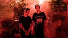Travis Barker（BLINK-182）、エモ・ラッパー NOTHING,NOWHERE.とコラボEP『Bloodlust』9/20リリース決定！収録曲「Destruction」MV公開！