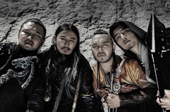 来年3月に来日するモンゴルのメタル・バンド THE HU、デビュー・アルバム『The Gereg』収録曲「Yuve Yuve Yu」スタジオ・ライヴ映像公開！
