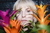 Hayley Williams（PARAMORE）、5/8リリースの初ソロ・アルバム 『Petals For Armor』収録曲「Why We Ever」リリック・ビデオ公開！