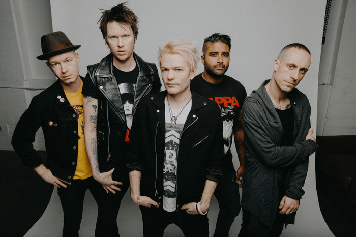 Deryck Whibley（SUM 41）、「The Hell Song」＆「Blood In My Eyes」のアコースティック・パフォーマンス映像公開！