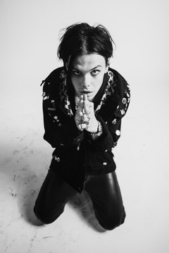YUNGBLUD、ニュー・アルバム『Weird!』11/13リリース決定！先行シングル「God Save Me, But Don't Drown Me Out」解禁！