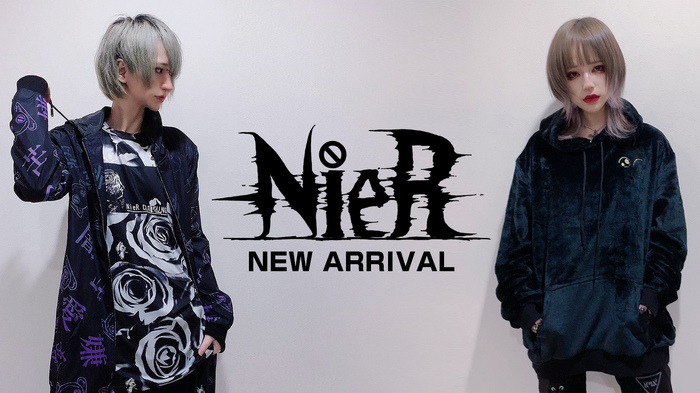 NieR (ニーア)より、GOLD×BLACKの配色がクールなボアパーカーや、肌寒い日にサッと羽織れるライトな着心地が魅力のウィンドブレーカーなど新作一斉入荷！