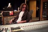 Chris Cornell最後のスタジオ・アルバム『No One Sings Like You Anymore』配信スタート。GUNS N' ROSES「Patience」も収録のカバー作品、来年3月CDリリース