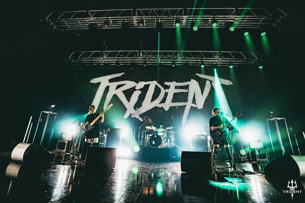 TRiDENT（ex-ガールズロックバンド革命）、1stフル・アルバム『ADVANCE 
