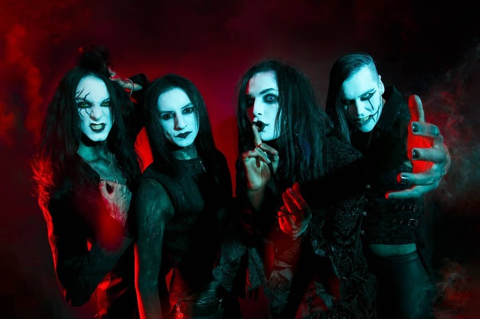 スウェーデン発のモダン・ホラー・メタル・バンド MISTER MISERY、4/23リリースのニュー・アルバム『A Brighter Side Of Death』より「Devil In Me」MV公開！