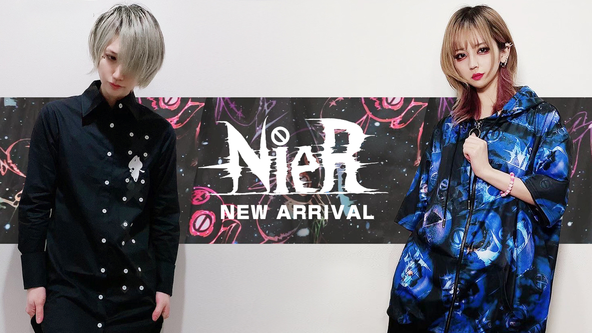 NieR (ニーア)より、ロゴデザインがプリントされたテールカットTシャツ