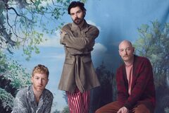 BIFFY CLYRO、10/22リリースのニュー・アルバム『The Myth Of The Happily Ever After』より「A Hunger In Your Haunt」、「Unknown Male 01」MV公開！