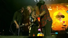GUNS N' ROSES、Dave Grohl（FOO FIGHTERS）をゲストに迎えた「Paradise City」ライヴ映像公開！