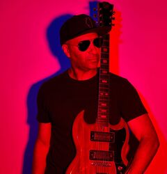 Tom Morello（RAGE AGAINST THE MACHINE etc）、BRING ME THE HORIZONとコラボした新曲「Let's Get The Party Started」リリック・ビデオ公開！