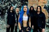 ARCH ENEMY、ニュー・アルバム『Deceivers』より新曲「Handshake With Hell」MVプレミア公開決定！
