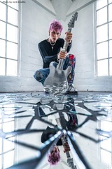MACHINE GUN KELLY、ニュー・アルバム『Mainstream Sellout』リリース！US＆EUツアーにはAvril Lavigne、Travis Barker、WILLOWら参加！兵庫産ウィスキーで祝杯も！？