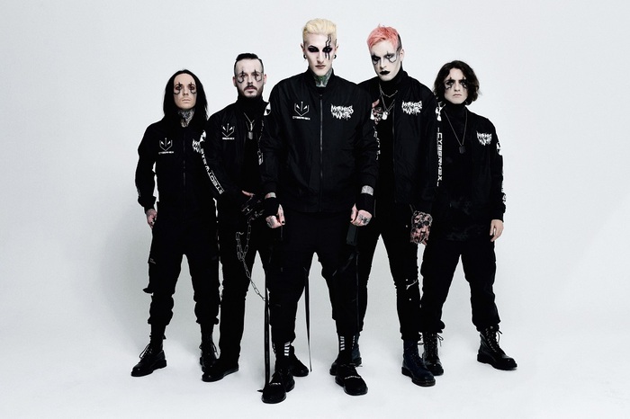 MOTIONLESS IN WHITE、ニュー・アルバム『Scoring The End Of The World』よりBryan Garris（KNOCKED LOOSE）フィーチャーした新曲「Slaughterhouse」ヴィジュアライザー公開！