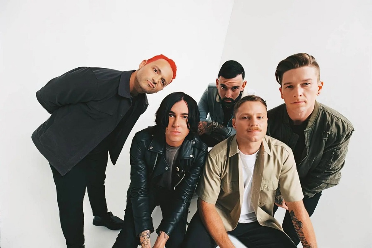 SLEEPING WITH SIRENS、ニュー・アルバム『Complete Collapse』より新曲「Let You Down (Feat.  Charlotte Sands)」MV＆「Ctrl + Alt + Del」ヴィジュアライザー公開！ | 激ロック ニュース
