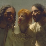 PARAMORE、米TV番組での新曲「This Is Why」パフォーマンス映像公開！