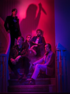 QUEENS OF THE STONE AGE、最新アルバム『In Times New Roman...』6/16リリース決定！「Emotion Sickness」先行配信スタート、明日5/12リリック・ビデオ公開！
