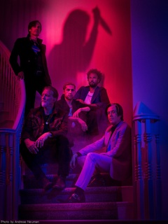 QUEENS OF THE STONE AGE、最新アルバム『In Times New Roman...』からの2ndシングル「Carnavoyeur」公開！