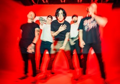 SLEEPING WITH SIRENS、最新アルバム『Complete Collapse』デラックス・エディションより新曲「Don't Let The Party Die」MV公開！
