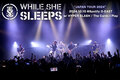 WHILE SHE SLEEPSのライヴ・レポート公開！期待を遥かに上回るケタ違いのスケール感を持ったパフォーマンスで観客を狂乱させた、ジャパン・ツアー東京公演をレポート！