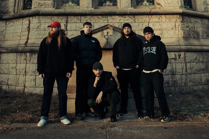 KNOCKED LOOSE、米TV番組"Jimmy Kimmel Live"でPOPPYをフィーチャリングに迎え披露した「Suffocate」パフォーマンス映像公開！