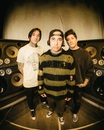 PIERCE THE VEIL、明日5/9リリースの『The Jaws Of Life』デラックス・エディションより新曲「Kiss Me Now」リリース＆ヴィジュアライザー公開！